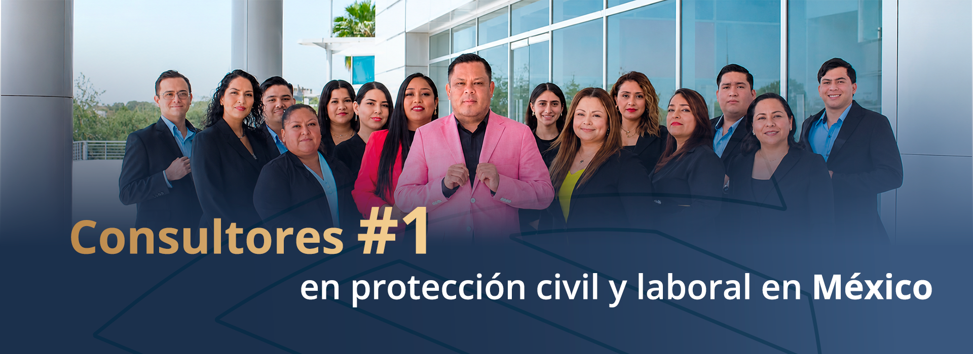 Fotografía de una oficina moderna iluminada con divisiones de cristal, utilizada como entorno para ilustrar el cumplimiento del Programa Interno de Protección Civil o PIPC en empresas mexicanas.