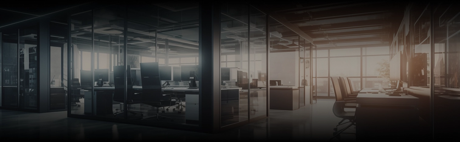 Imagen de una oficina moderna y oscura con particiones de vidrio y puestos de trabajo, utilizada como fondo conceptual para ilustrar un entorno corporativo protegido por el cumplimiento normativo y la Póliza de Seguridad Total.
